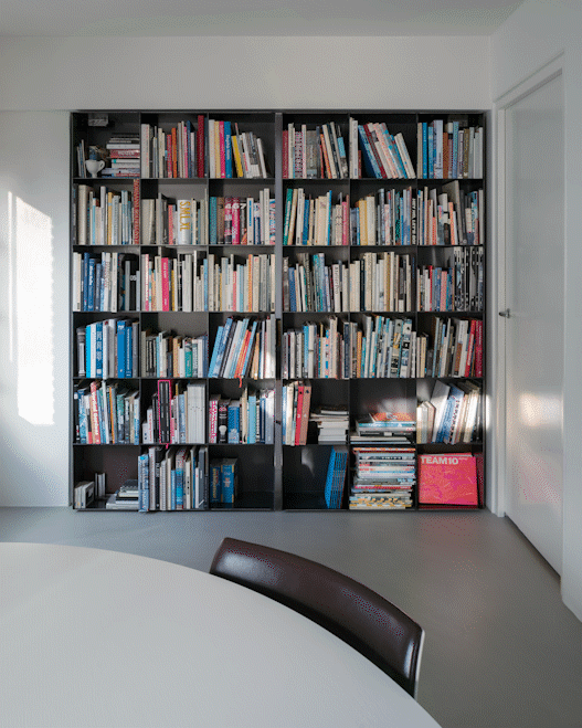 Pivoting bookcases by Ernst Hoek, Hoek & de Wit Architecten, with pivot hinge System M by FritsJurgens