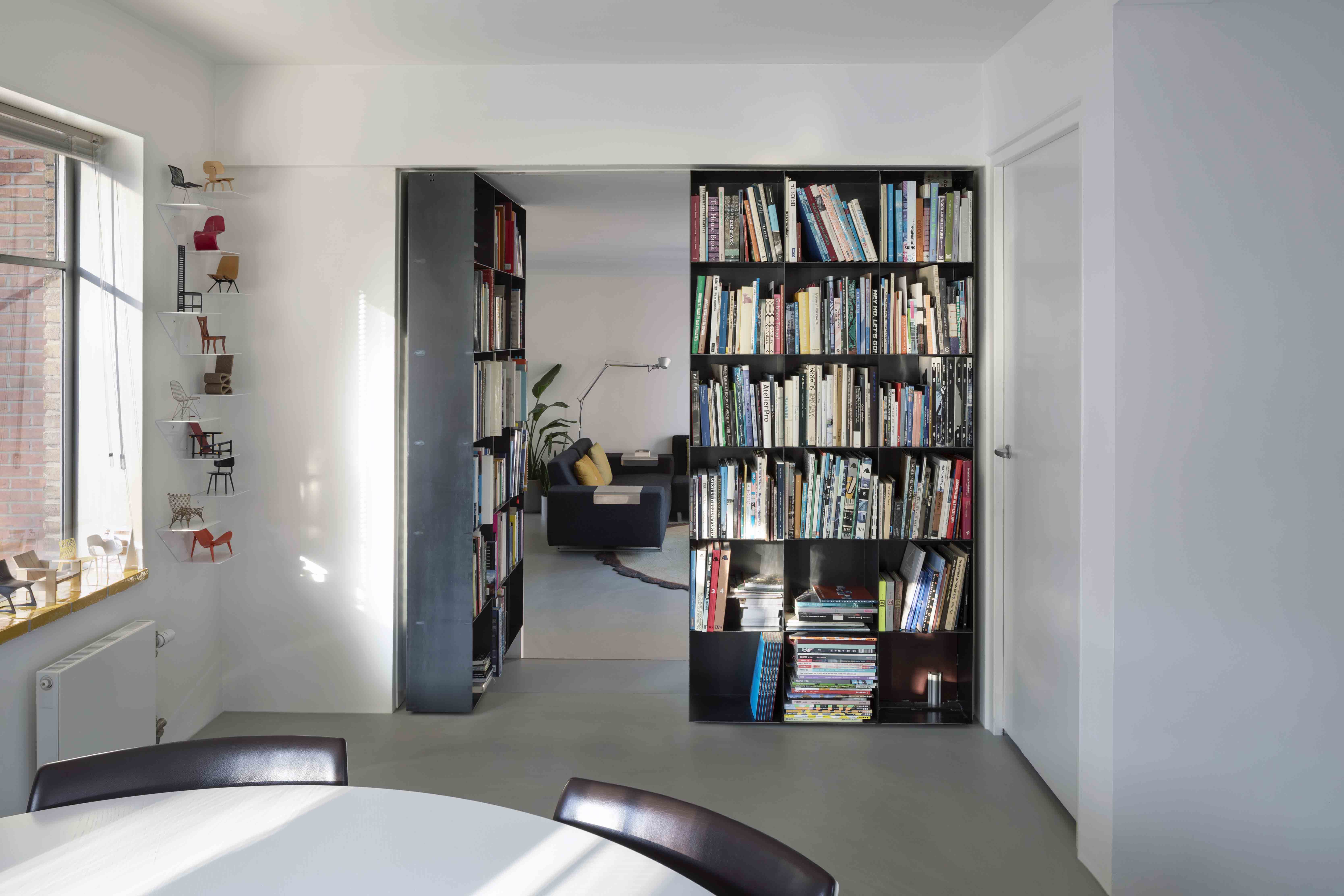 Pivoterende boekenkast door Ernst Hoek, Hoek &amp; de Wit Architecten, met taatssysteem System M van FritsJurgens