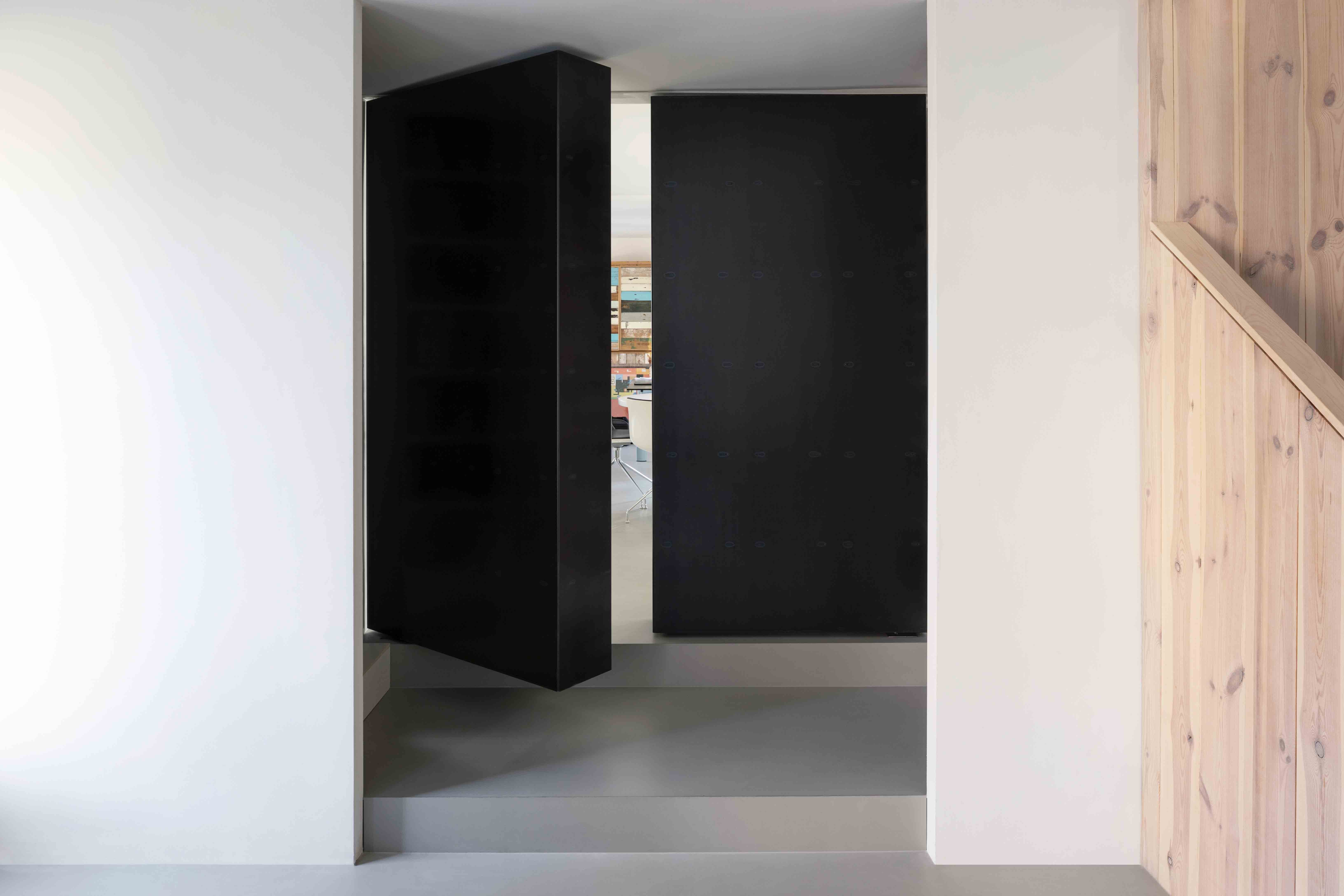204.9-FritsJurgens-Bookcase.jpg