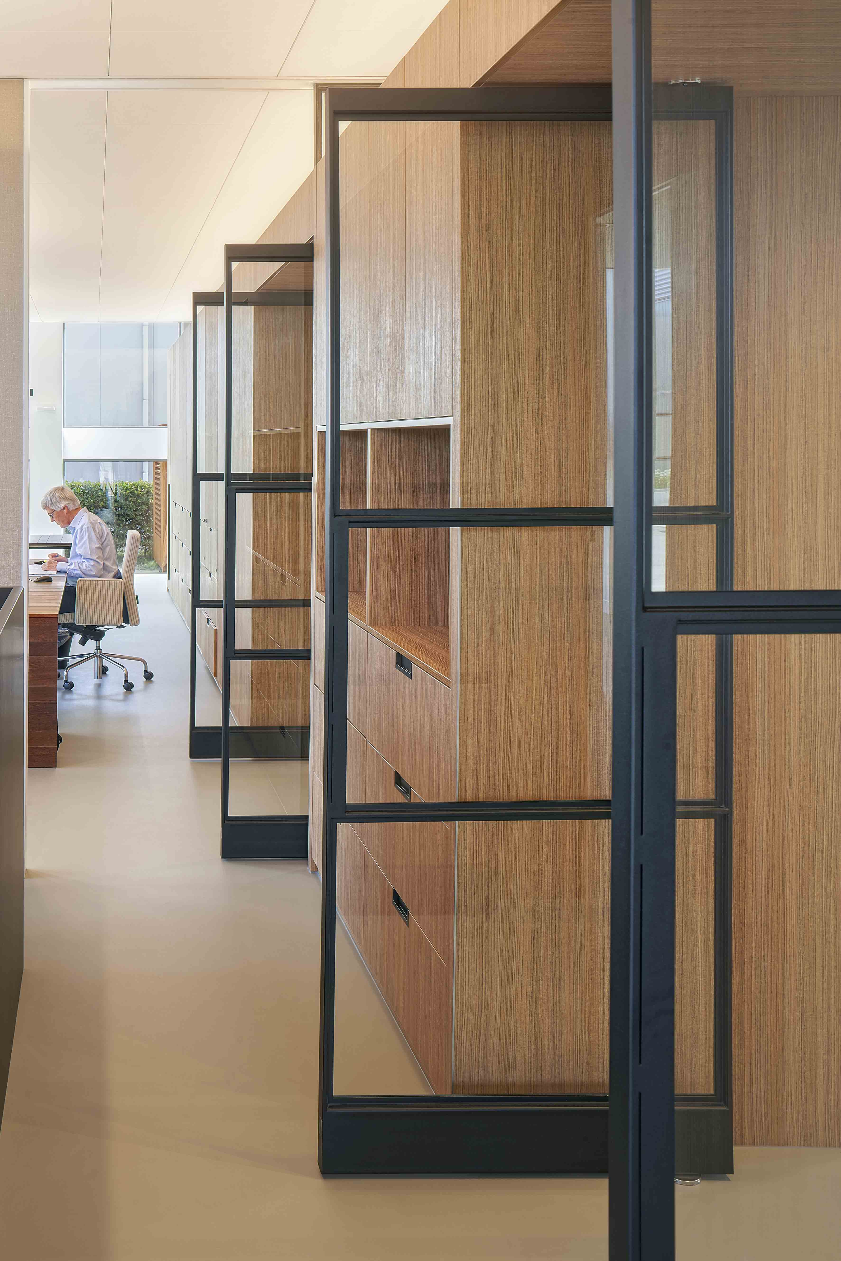 319.6-Office-NNZ,-architecture-by-Team4,-interior-by-Buro-Bulder,-photography-by-Gerard-van-Beek---FritsJurgens-System-M-pivot-hinge-systems.jpg