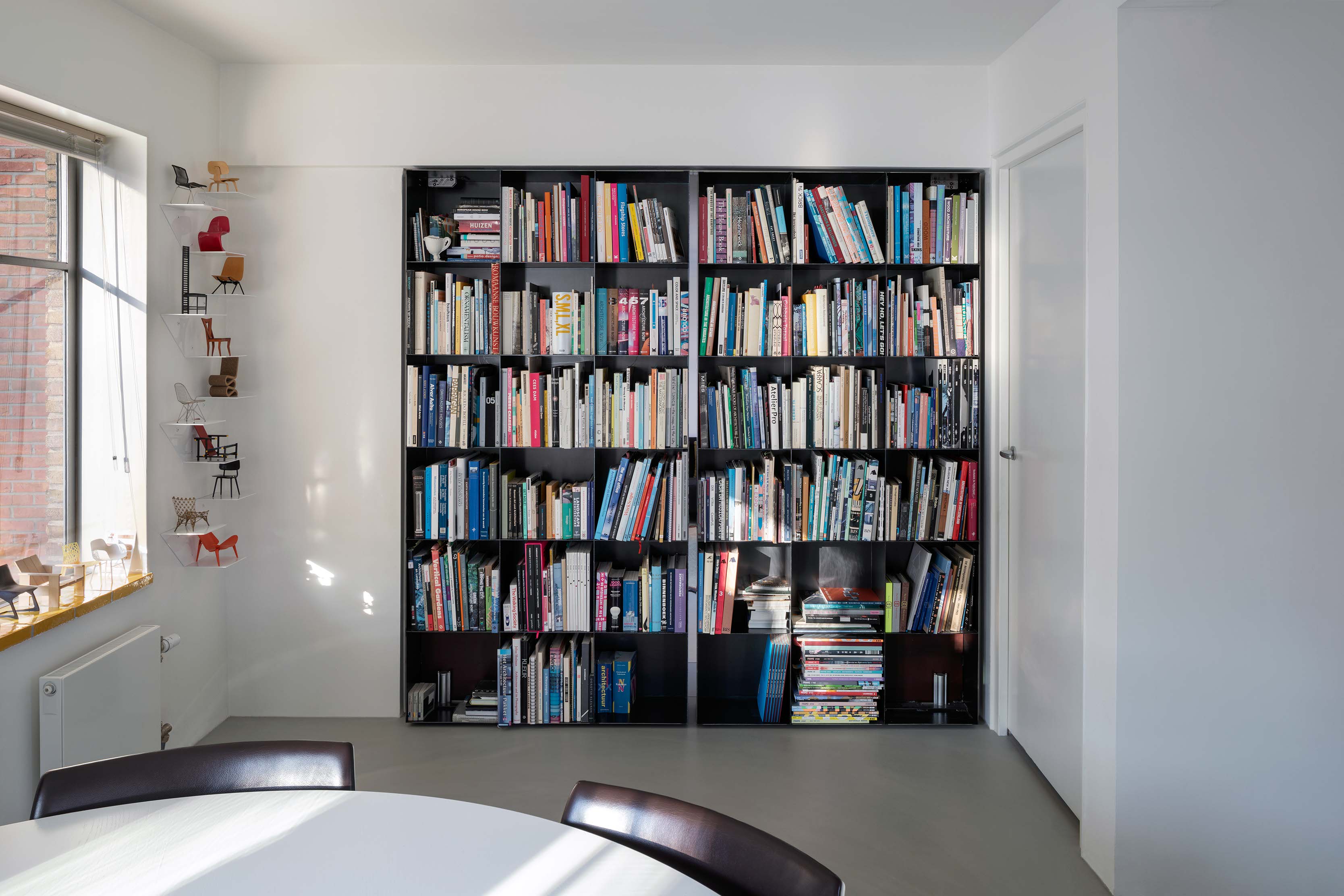 204.5-Bookcase-pivot-doors-designed-by-Hoek-en-de-Wit-Architecten---FritsJurgens-pivot-hinges-Inside.jpeg
