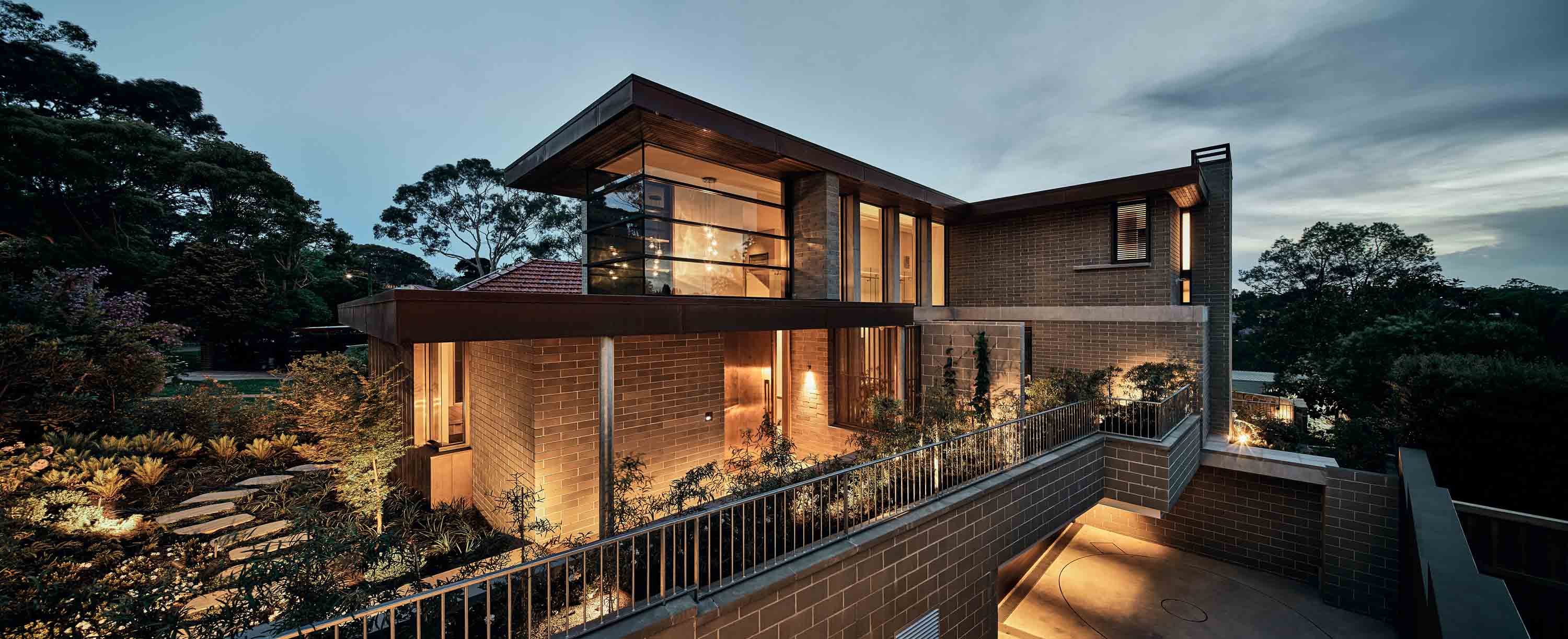 307.6-Castlecrag-House-with-FritsJurgens-pivot-hinge-System-M-by-Porebski-Architects-and-Cumberland-Building,-photographed-by-Peter-Bennetts.jpg