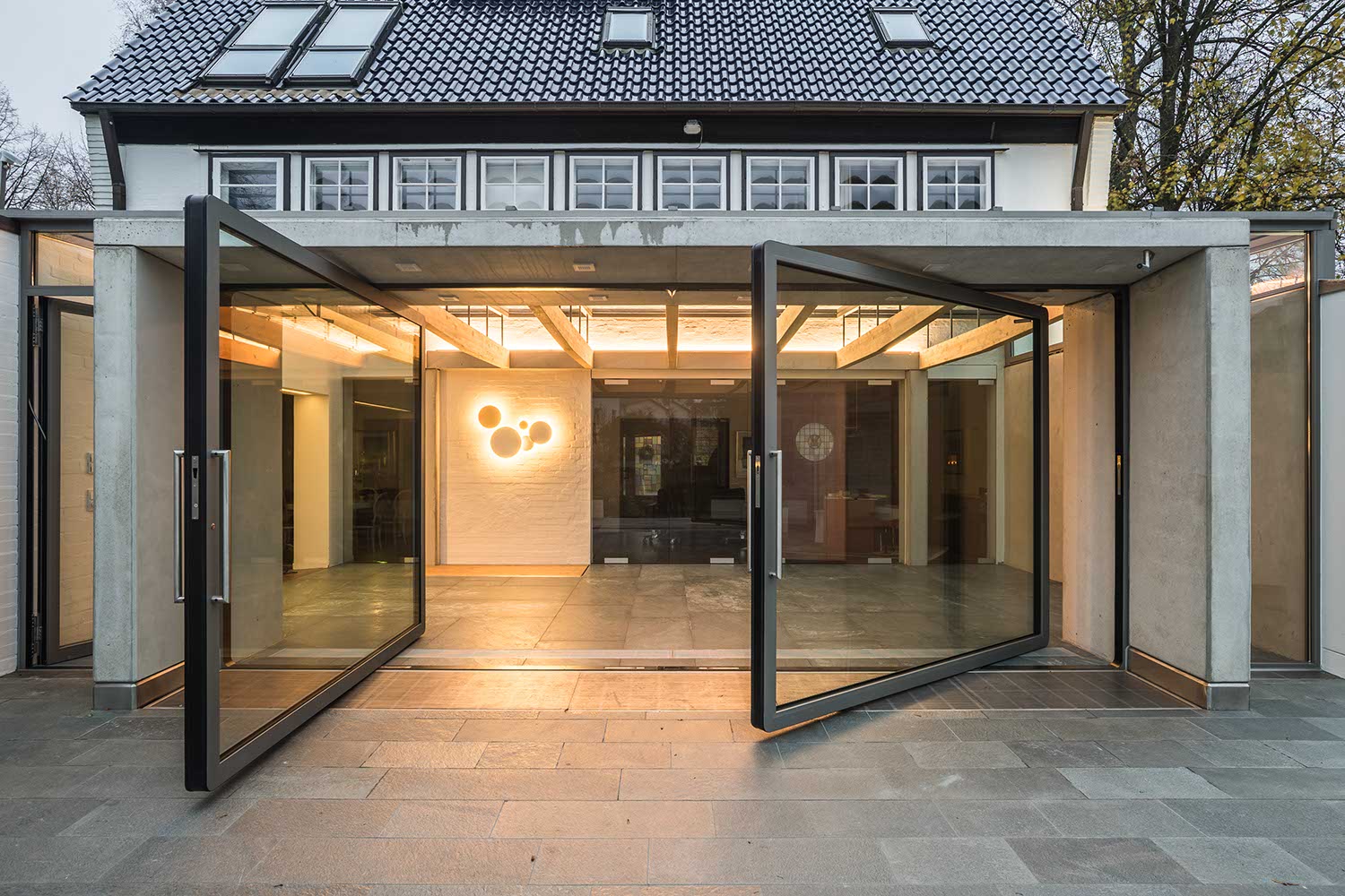 381.14-Twin-pivot-door-in-air-lux.jpeg
