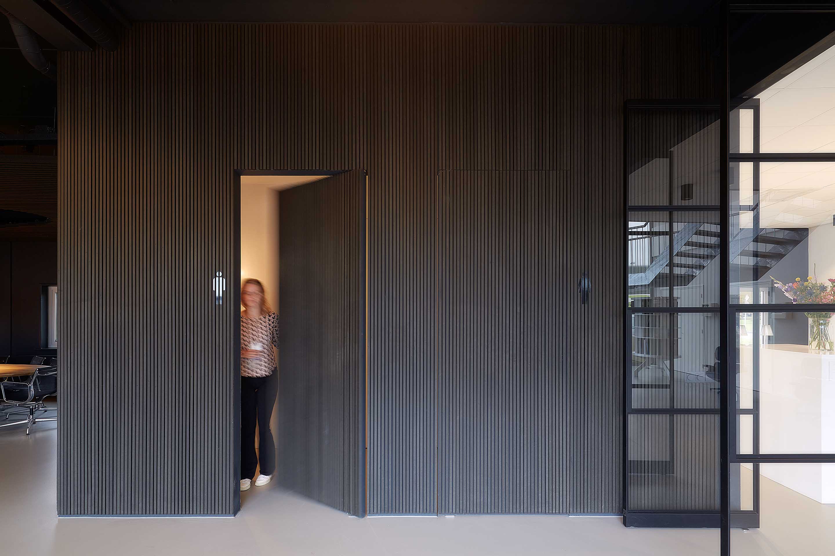 369.-Office-FritsJurgens,-doors-by-Harryvan-Interieurbouw,-photography-by-Gerard-van-der-Beek03.jpeg