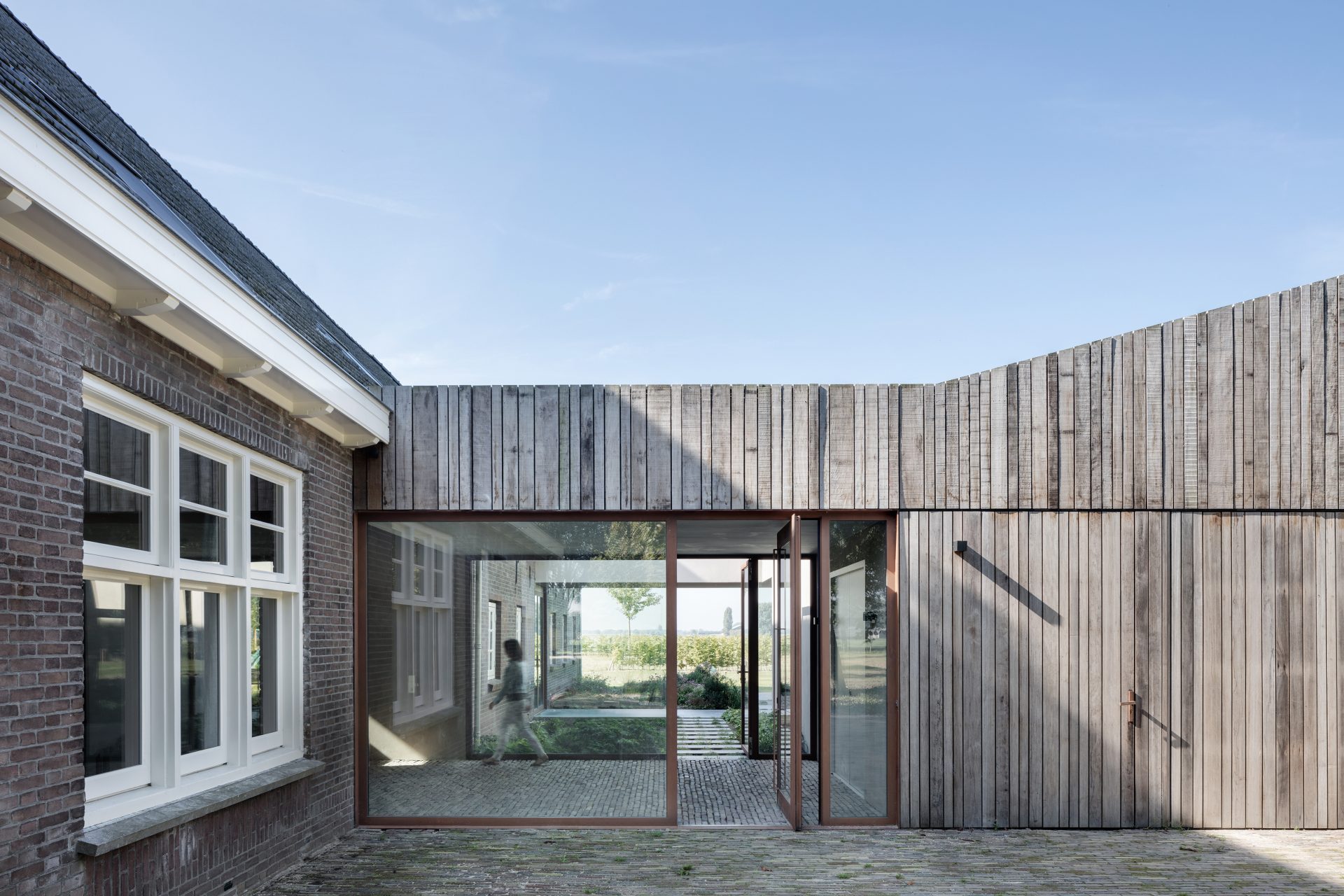 taatsdeur-hout-pivot-deur-in-de-aanbouw-fritsjurgens.jpg