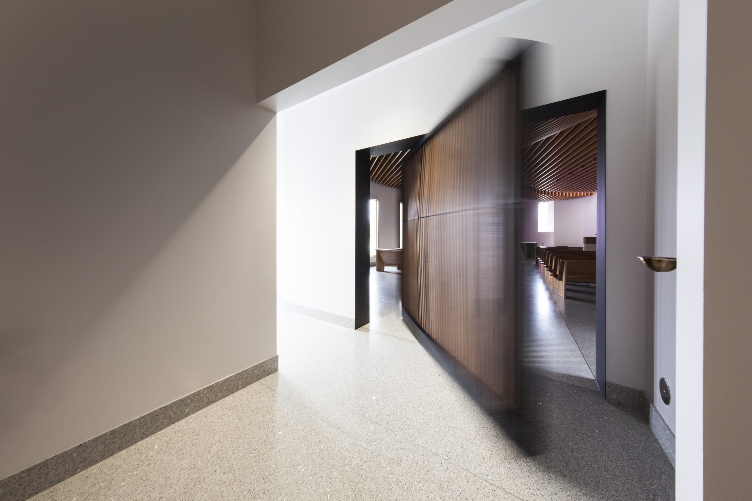 pivoting-chapel-door-with-fritsjurgens-system-3-pivot-hinge-system-scaled.jpg