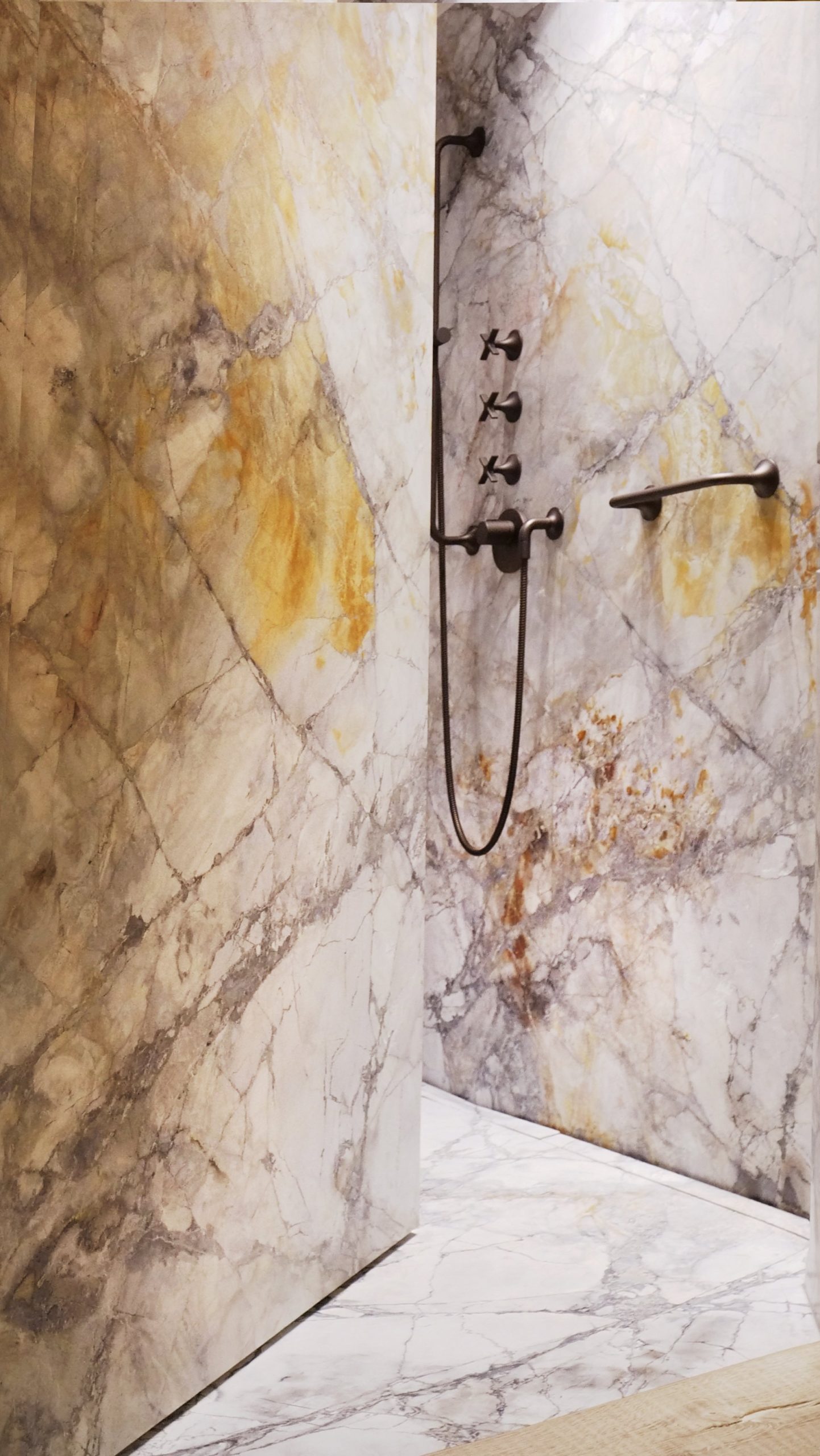 Pivoterende marmeren deur in badkamer - interieur - FritsJurgens