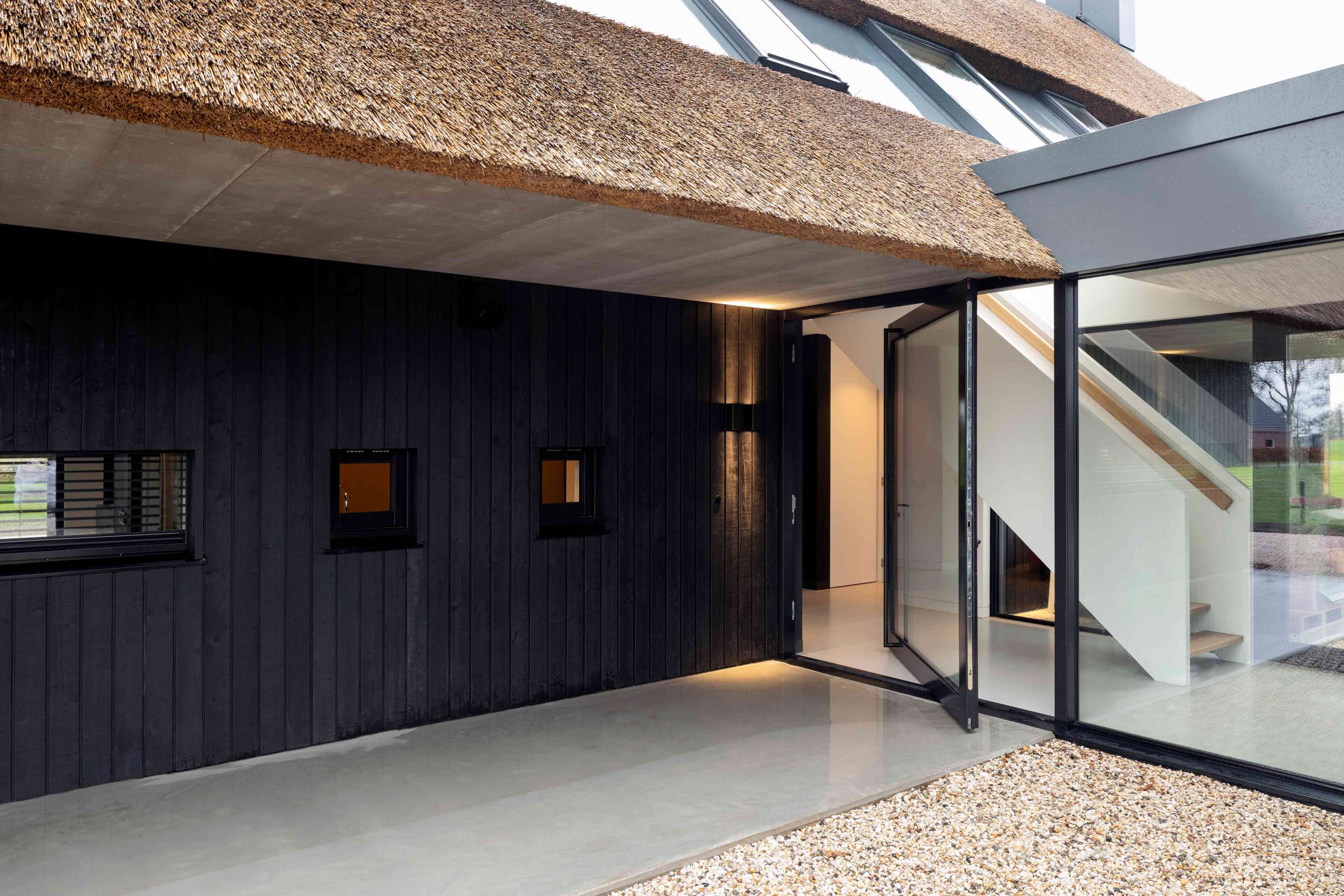 portes-dentree-sur-pivot-pour-usage-exterieur-fritsjurgens-1-scaled.jpg