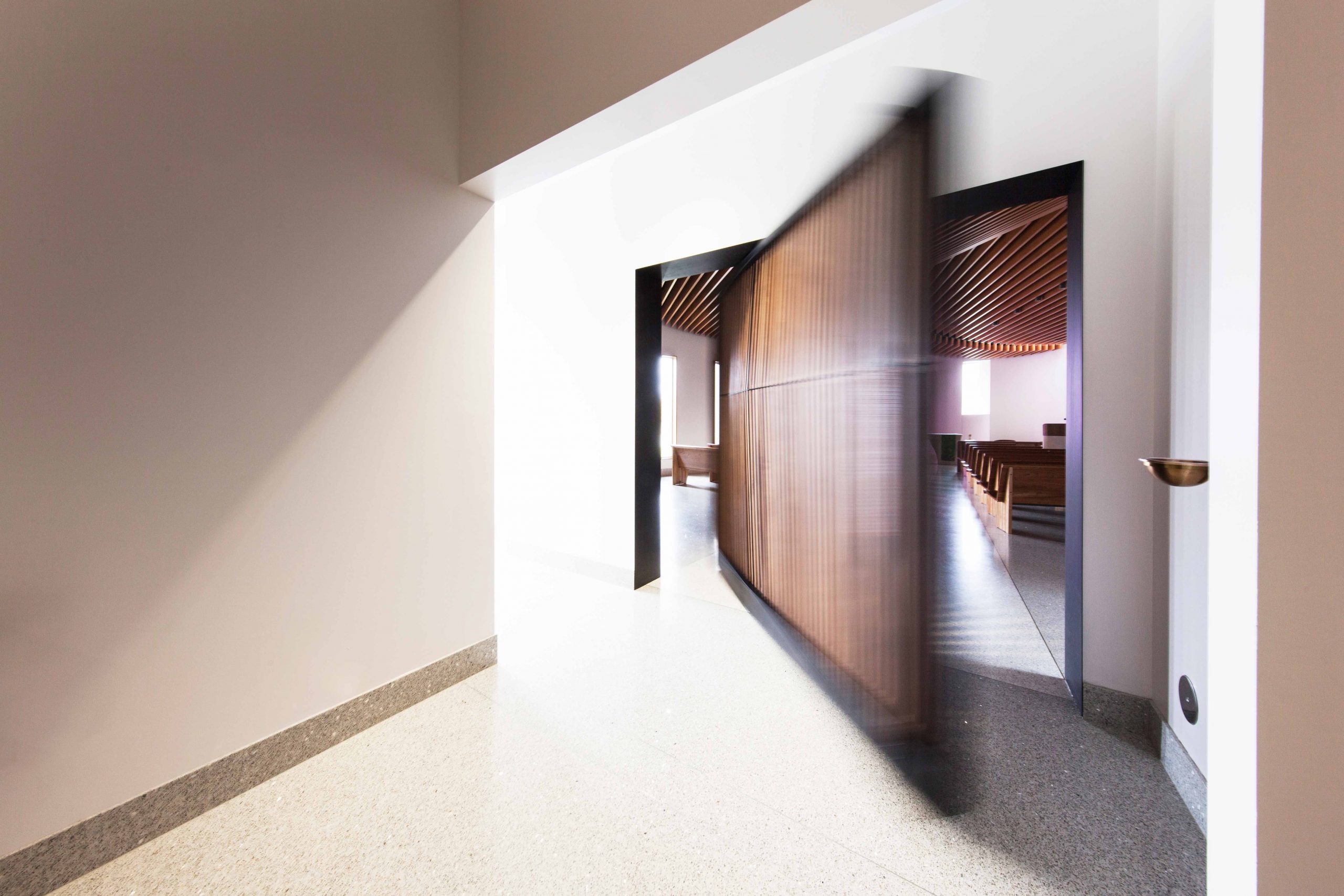 porte-a-bilico-oversize-qualche-esempio-fritsjurgens-scaled.jpg