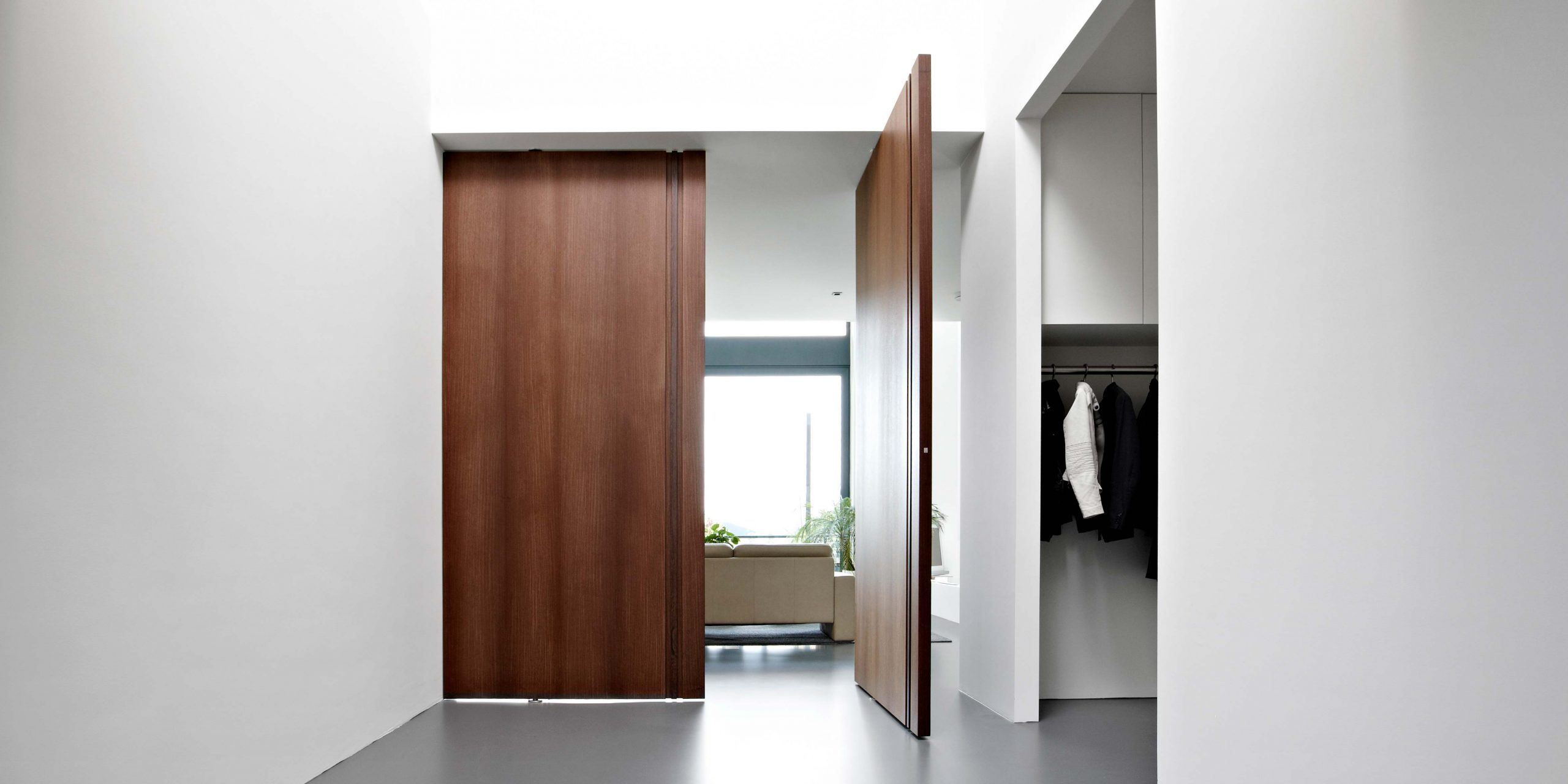 portas-pivotantes-interiores-dobradicas-invisiveis-frits-jurgens-scaled.jpg