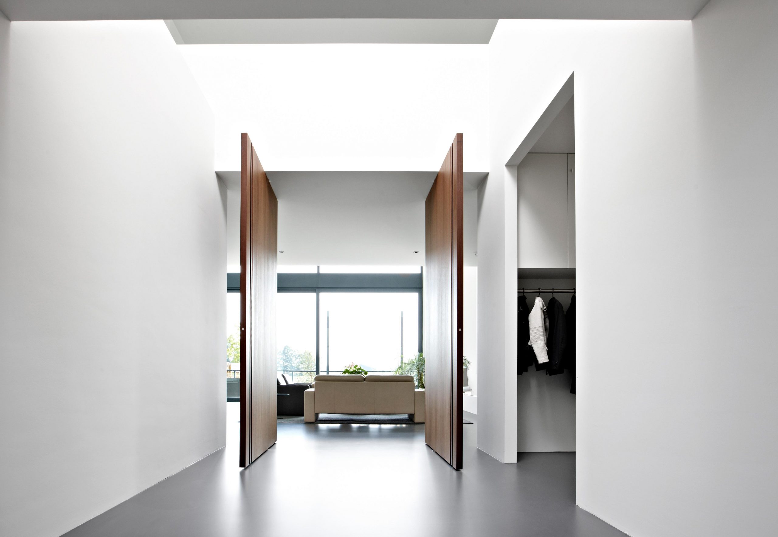 puertas-pivotantes-de-madera-bisagras-invisibles-fritsjurgens-scaled.jpg