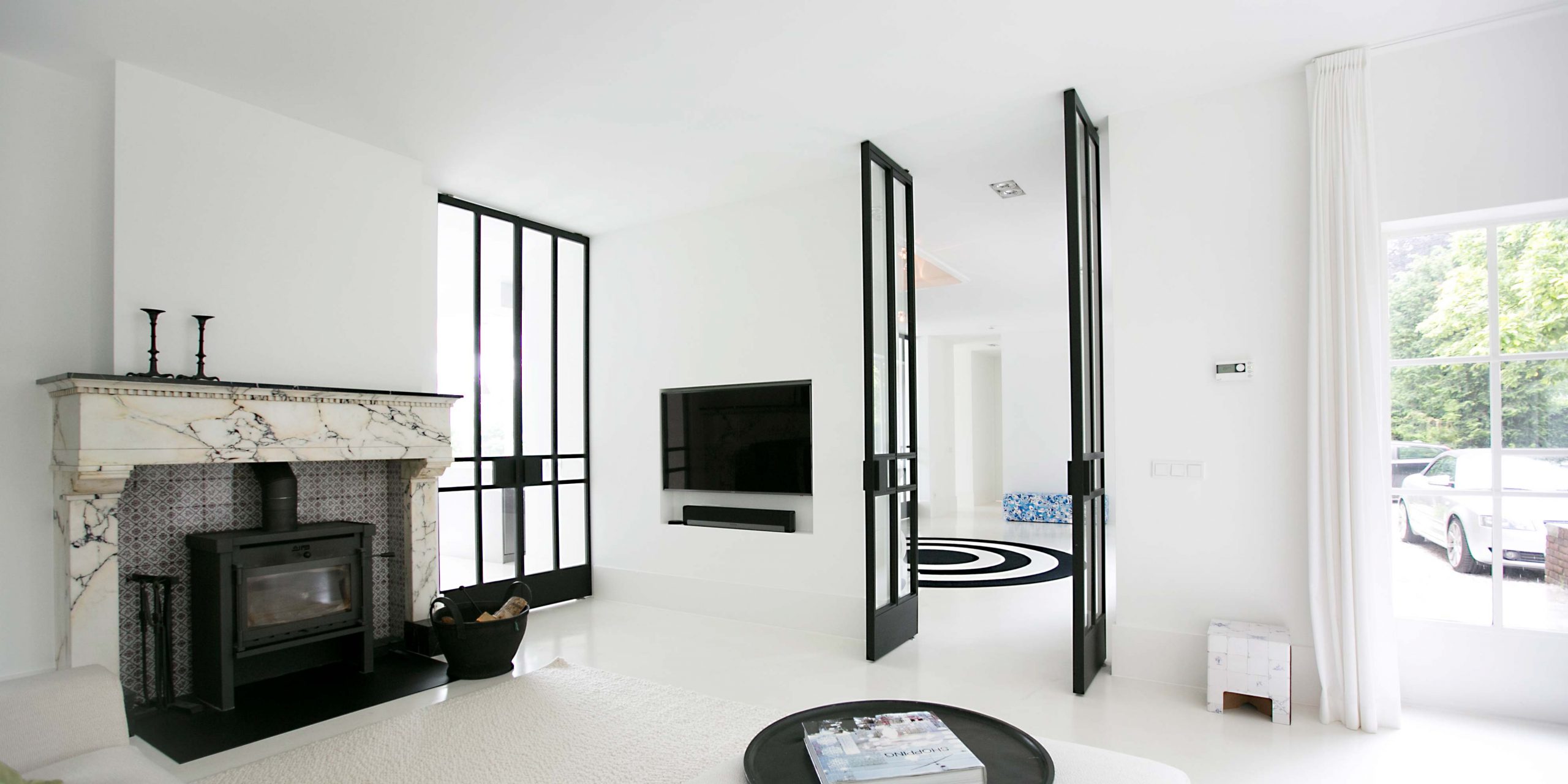 puertas-pivotantes-interiors-bisagras-invisibles-fritsjurgens-scaled.jpg