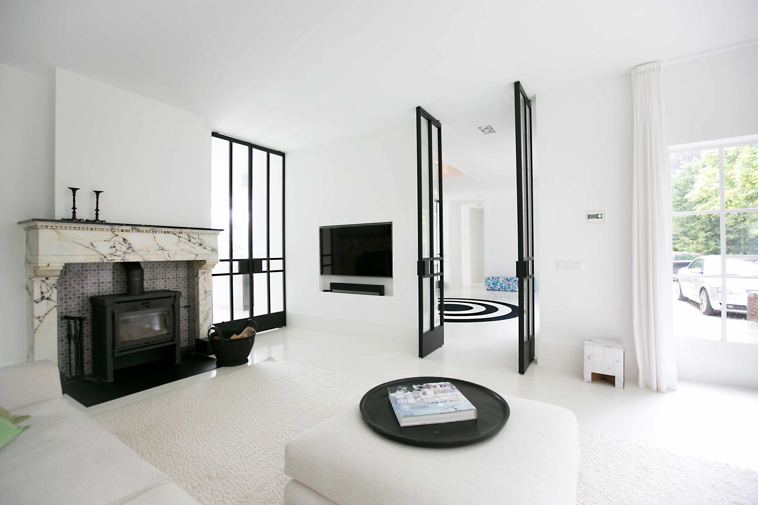 stalen-pivoterende-binnendeuren-in-wit-interieur-scaled.jpg