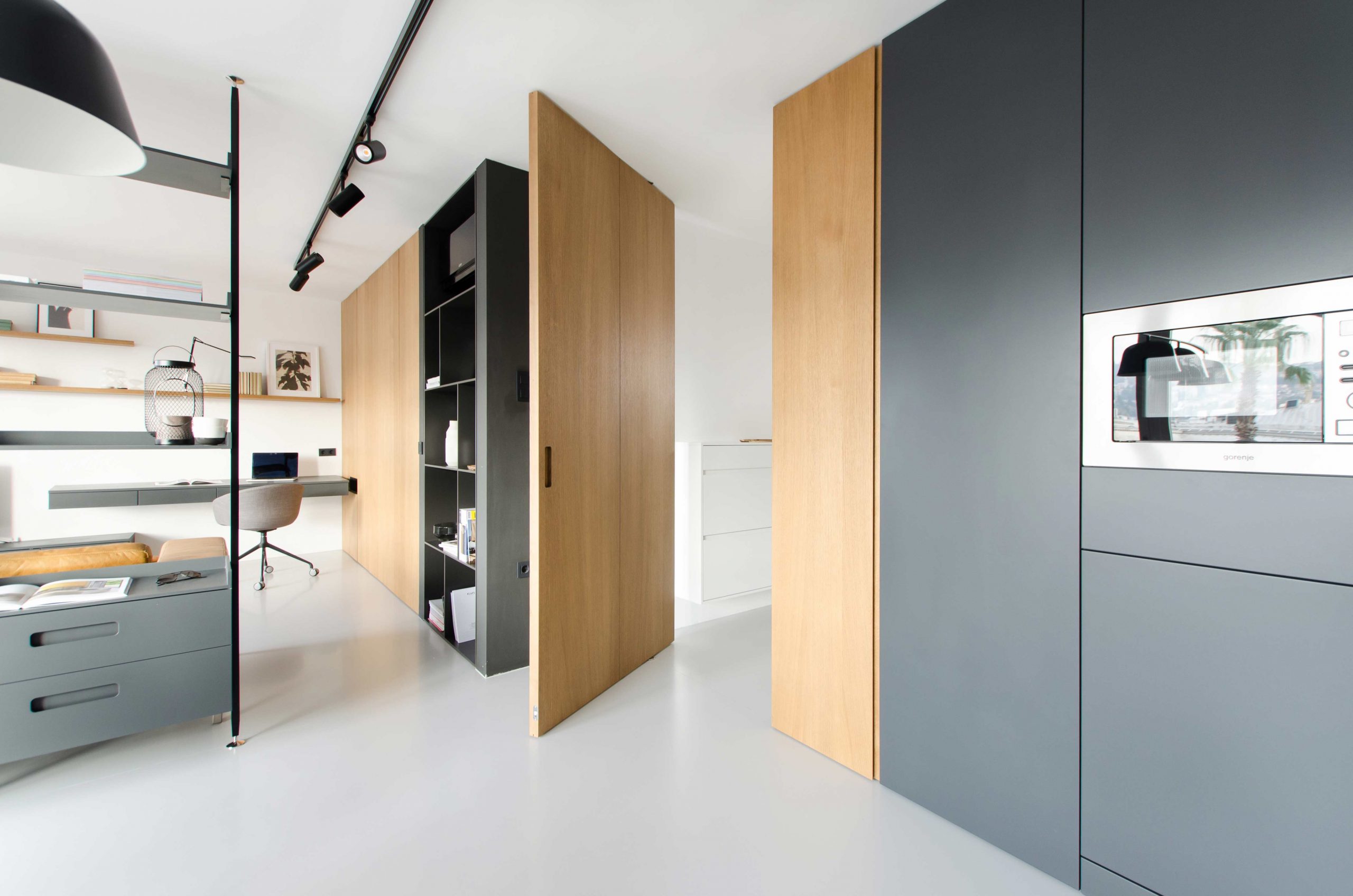 hidden-in-the-door-pivot-hinges-fritsjurgens-scaled.jpg